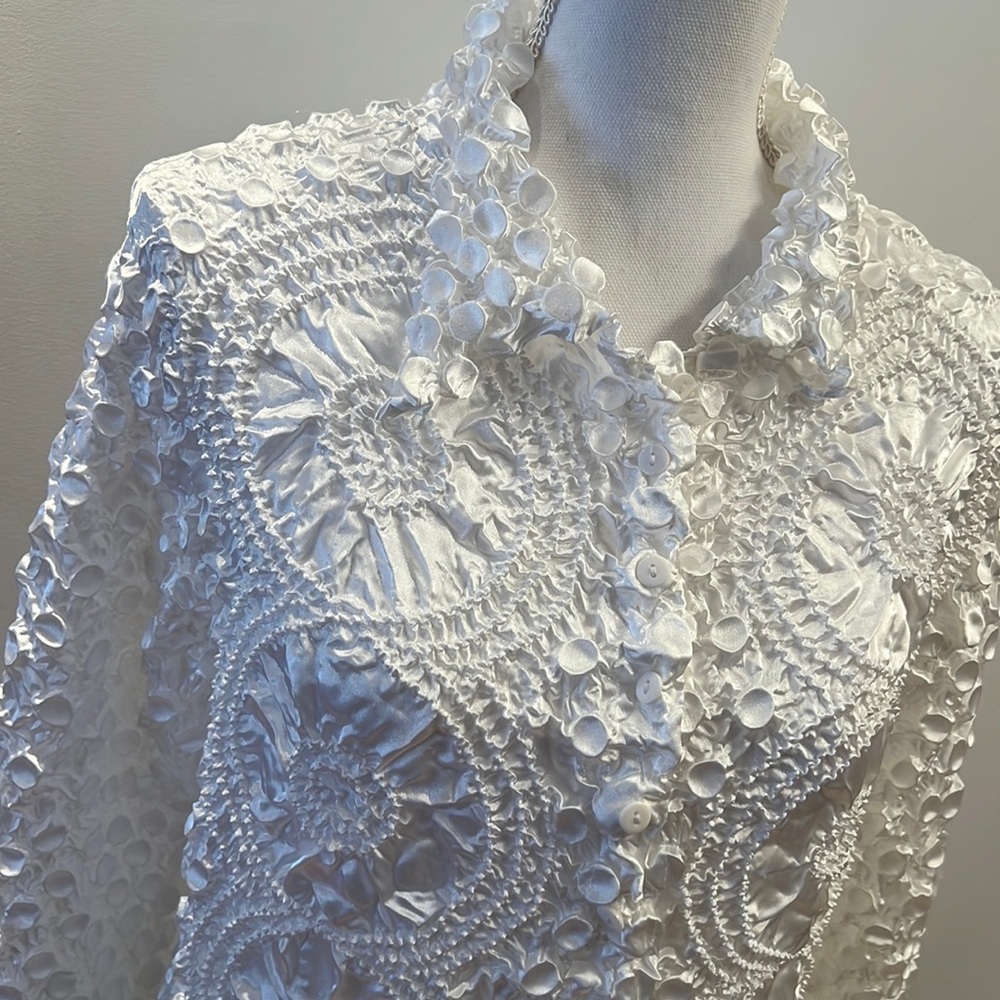 STUNNING GORGEOUS White Blouse Pleated with buttons on front SIZE Med Polyester